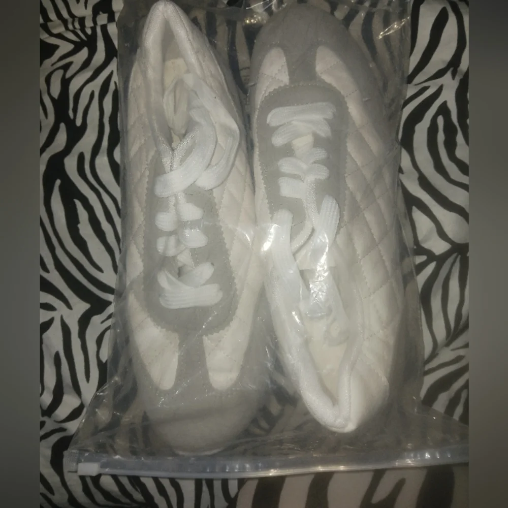 NEW Women Gray & white comfort sport style sneakers - Picture 3 of 8